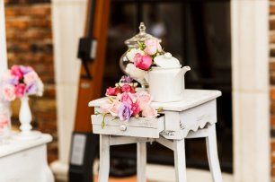 Маленький декоративный столик с цветами