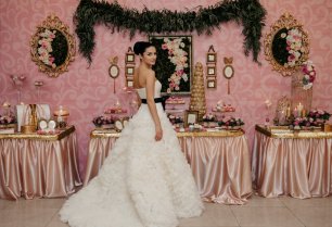 Невеста в платье с рюшами на юбке