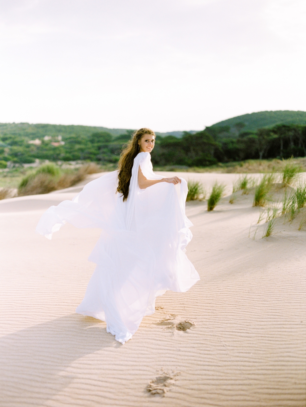 Свадьба в Португалии. Невеста Алина в лёгком шифоновое платье с накидкой