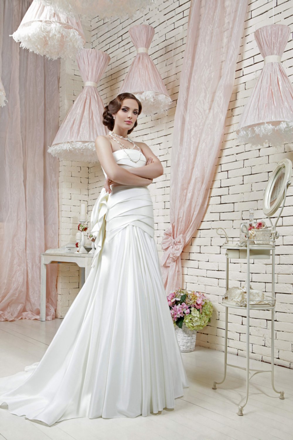 Свадебное платье "Скарлетт", цвет айвори, размер 46. Из элементов декора только на спине имитация розы из ткани.