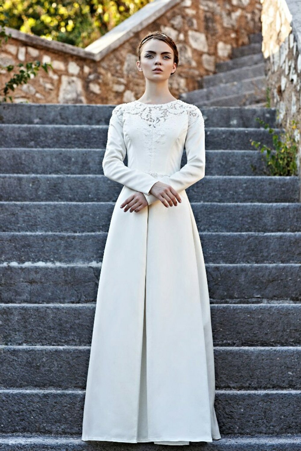 Свадебное платье "Вифания", цвет молочный, размер 44. Плечи и спина из плотного кружева.