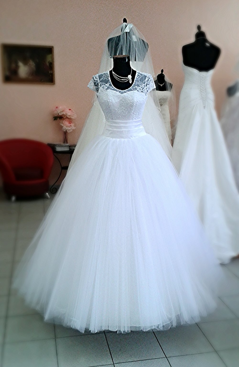 Свадебное платье "Кристина", цвет белый, размер 44. Атласный пояс и верх кружевная маечка с маленькими рукавчиками.