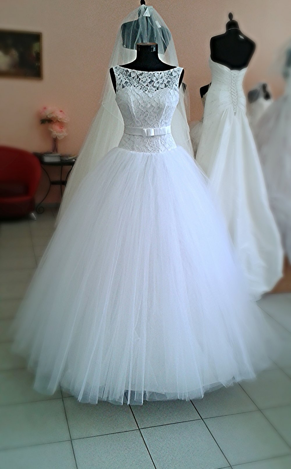 Свадебное платье "Сабрина", цвет белый, размер 46. Мягкое кружево на корсете, атласный пояс с бантиком.