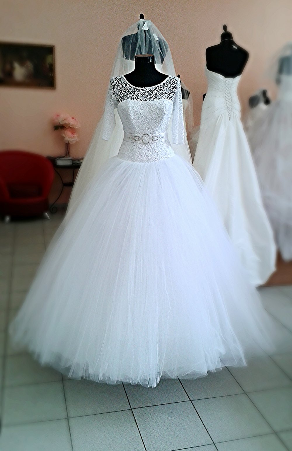 Свадебное платье "Александра", цвет белый, размер 46. Корсет из нежного мягкого кружева с рукавами 3/4 и расшитым поясом.