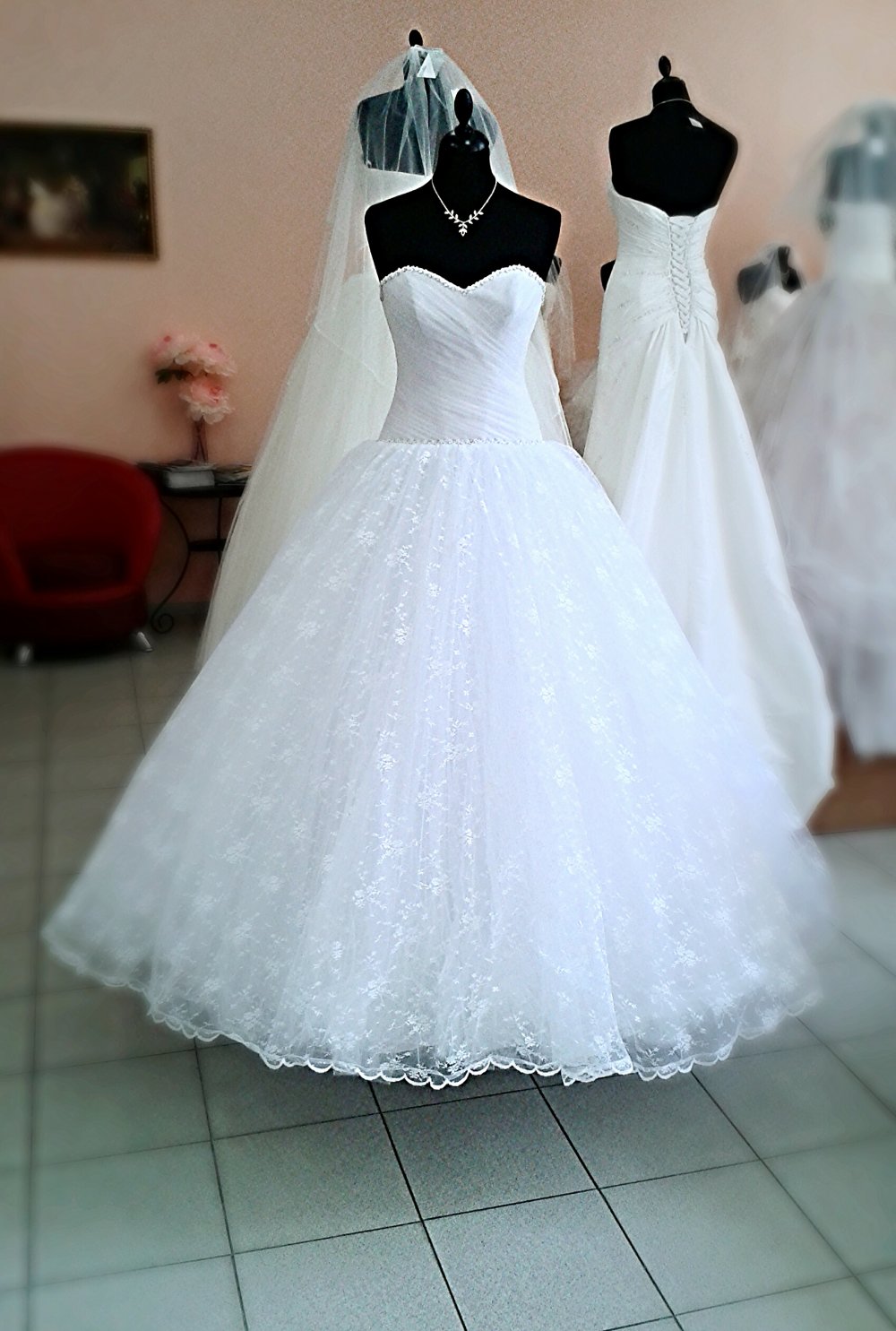 Свадебное платье "Эмилия", цвет белый, размер 44. Верхний слой юбки из нежного кружева. По поясу и вершу корсета тонкая отстрочка из жемчуга и страз.