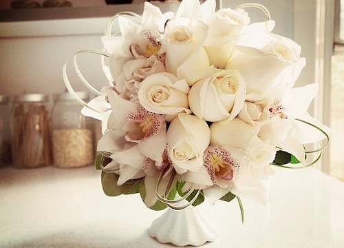 Букет невесты из роз и орхидей