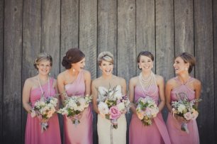 Подружки невесты в платьях разных фасонов