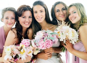 Подружки невесты и невеста улыбаются