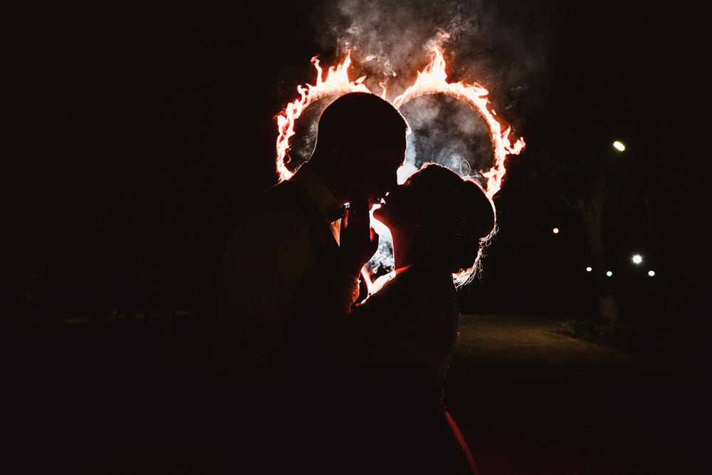Завершение свадьбы, зажгли огненное сердце, и молодые поцеловались