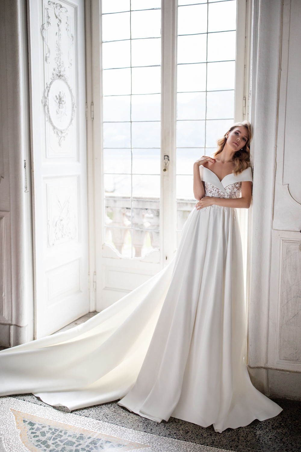 Классическое атласное свадебное платье, которое идеально подходит для роскошной церемонии.