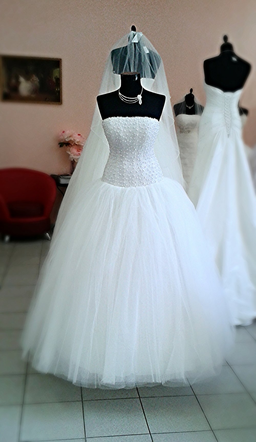Свадебное платье "Адель", цвет светлый айвори, размер 44. Корсет расшит круглыми кристаллами и жемчугом.