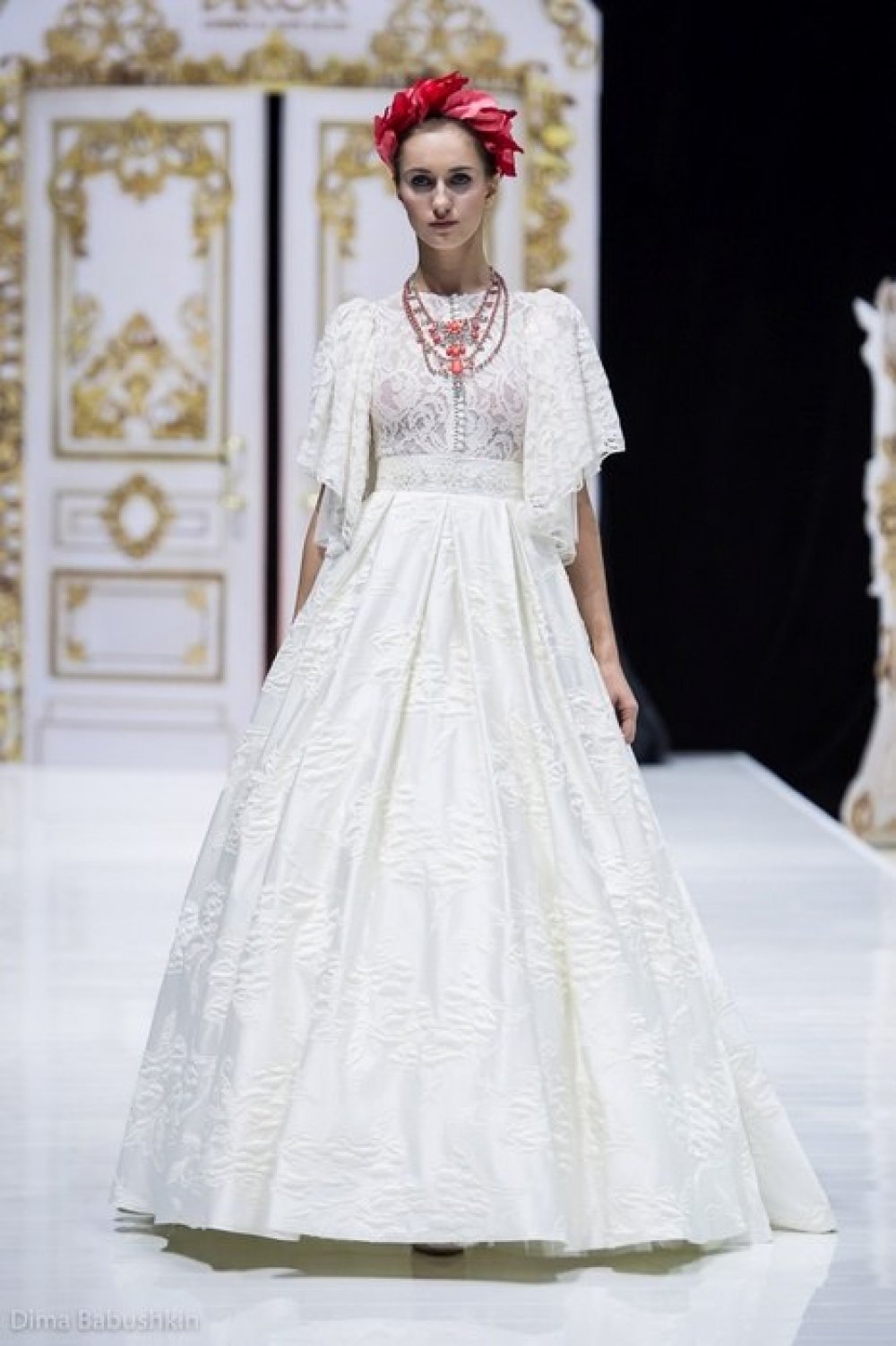 Свадебное платье "Габиано", цвет айвори, размер 46. А-силуэт. Кружевной верх с пышными рукавами-воланами. Высокий пояс.