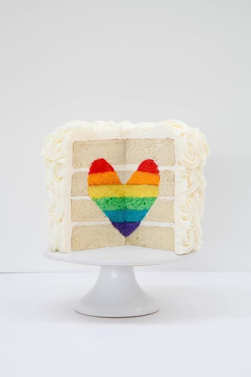 Свадебный торт с цветными слоями в виде сердца