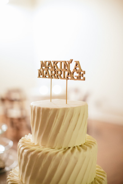 Свадебный торт с декоративной надписью