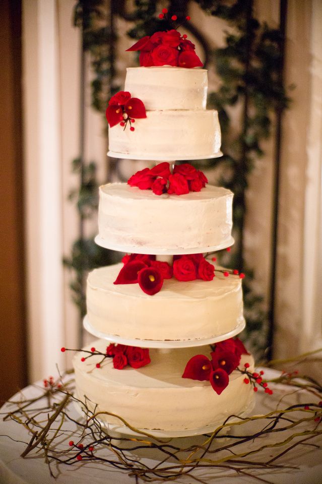 Торт украшенный красными каллами и розами